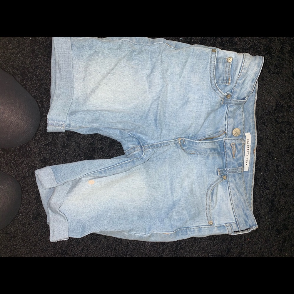 0/24 Celebrity Pink light wash 3/4 thigh shorts